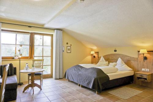 格拉本斯塔特斯特凡努蒂霍夫酒店的卧室配有1张床、1张桌子和1把椅子