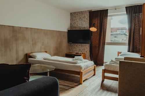 比勒费尔德3-Zimmer-Oase-Cityapartment Bielefeld Mitte 201的一间酒店客房,设有两张床和电视