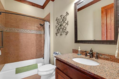 约翰逊城Arc de Texas -Joan of Arc Suite的一间带水槽、卫生间和淋浴的浴室