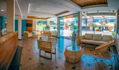 塞古罗港Ayla Praia Hotel的大堂配有沙发和桌椅