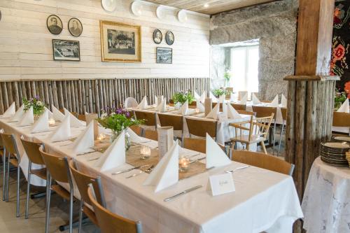 Petäjävesi莱米提拉乡村住宿酒店的一张桌子,房间配有白色的桌布