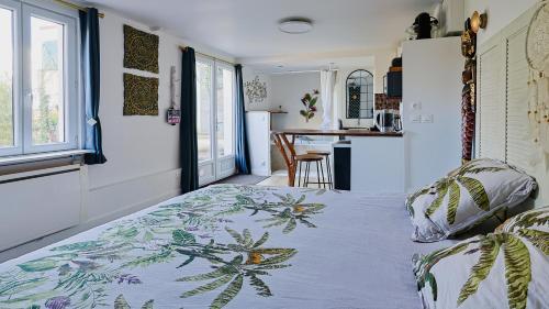卡里雷斯索珀斯Maisonnette cosy bord de Seine 30min paris的一间卧室配有一张带蓝白色毯子的床