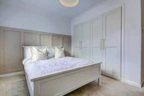 芒克顿Shawfarm - Open Championship 24的白色卧室配有一张带白色橱柜的大床