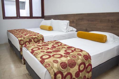 麦德林Hotel Boutique Estadio的相邻房间设有两张床