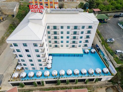特拉布宗Berlin Suite Hotel Trabzon的享有酒店大楼的顶部景致,设有游泳池