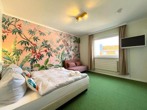 格洛米茨WannerHus Hotel的一间卧室设有一张床和华丽的墙壁