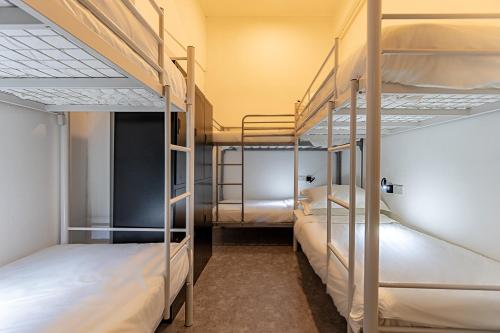新加坡Rucksack Inn @ Temple St的宿舍间设有两张双层床。