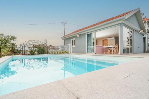 阿马兰特Host Wise - Spacious Comfortable House Pool的房屋前的游泳池