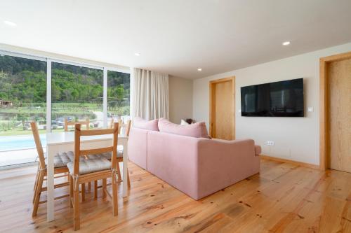 阿马兰特Host Wise - Spacious Comfortable House Pool的客厅配有沙发和桌子