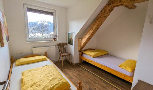黑马戈尔Urlaub wie früher bei Oma的一间卧室设有两张双层床和一扇窗户。