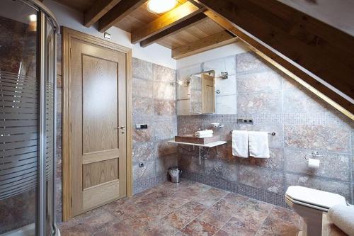 维耶拉Luderna - Casa con jardín Montcorbison的一间带水槽和卫生间的浴室