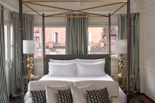 威尼斯Violino d'Oro Venezia的一间卧室设有一张大床和一个大窗户