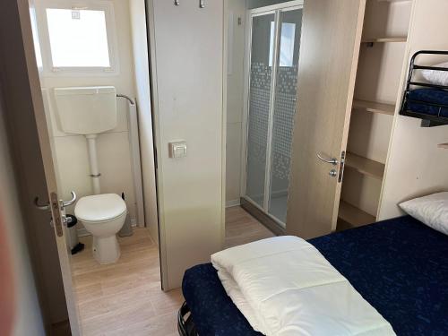 阿梅利亚Chalet Camping River Italië met 2 slaapkamers的小房间设有床和卫生间