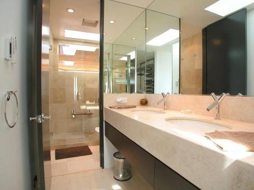 圣地亚哥Stunning View Mission Bay Luxury Home Private Pool的一间带两个盥洗盆和淋浴的浴室