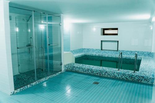 阿拉木图Green Hill的带淋浴和玻璃淋浴间的浴室