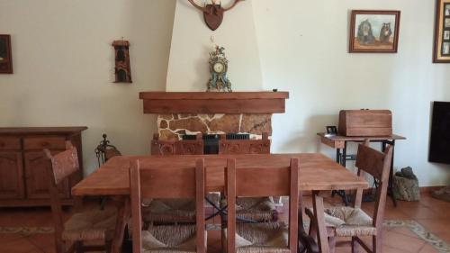 圣玛丽亚港El amanecer的一间带木桌和壁炉的用餐室