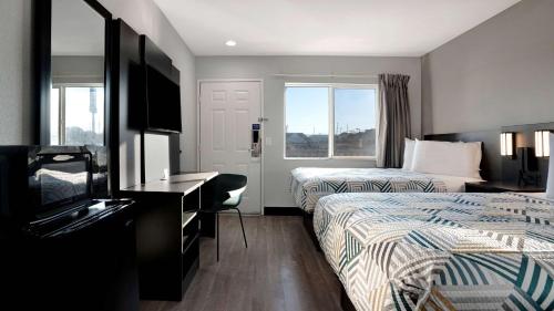 尤里卡Motel 6-Eureka, CA Redwood Coast的酒店客房设有两张床和电视。