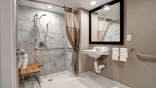 尤里卡Motel 6-Eureka, CA Redwood Coast的带淋浴和盥洗盆的浴室