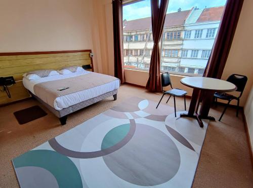 奥索尔诺Sky Osorno的一间卧室配有一张床、一张桌子和一个窗户。