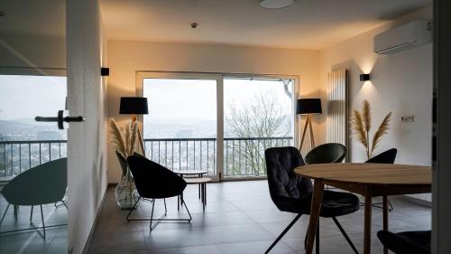 锡根Si-View Doppelzimmer mit Balkon Zimmer 1的一间带桌椅的用餐室和一个阳台