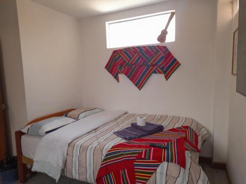 普诺Apartamento sn的一间小卧室,配有一张带窗户和窗户的床