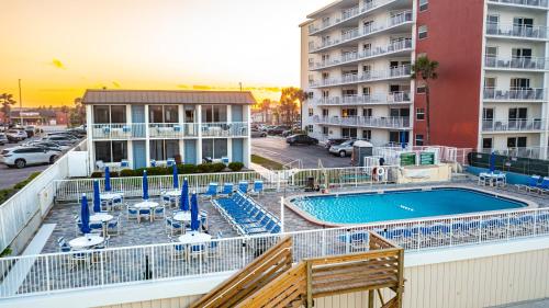 德通纳海滩海岸Fantasy Island Resort I的一个带游泳池和停车场的阳台