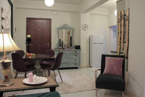 弗洛里纳Lucato apartment的客厅配有桌椅和冰箱。