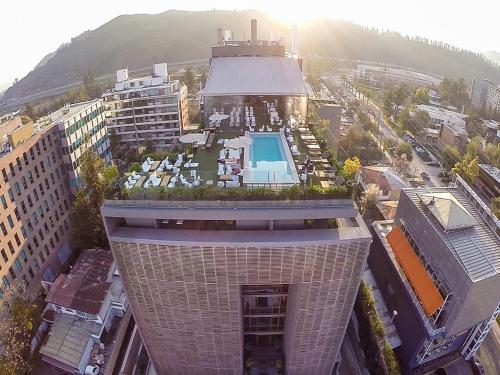圣地亚哥NOI威塔促拉酒店的享有带游泳池的大楼的顶部景致