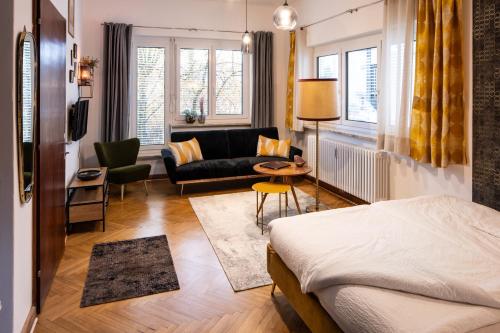 沃尔特湖畔韦尔登Haus der Geschenke - Carinthia的一间卧室设有一张床和一间客厅。