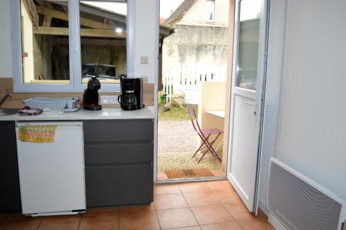 滨海吕克Chez Fabienne, maison avec petite terrasse privée的厨房配有水槽和台面