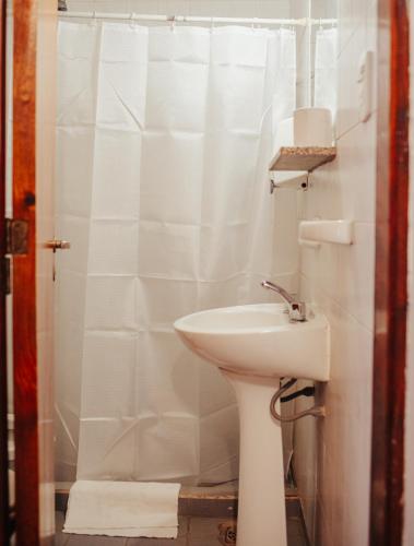 RealicóHOTEL REALICO的白色的浴室设有水槽和淋浴。
