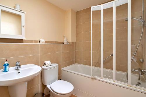 泰特伯里Finest Retreats - Hardie Close的浴室配有卫生间、盥洗盆和淋浴。