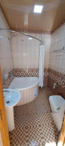 布哈拉Boutique Hotel Breshim的带浴缸、盥洗盆和卫生间的浴室