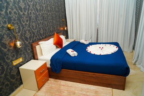 阿加迪尔Great Holiday Apart-Hotel & Penthouse的一间卧室配有一张带蓝色棉被的床