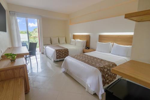 吉拉尔多特GHL埃尔蓬特酒店俱乐部的酒店客房设有两张床和电视。