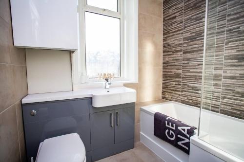 北希尔兹West Beck House - Newcastle 6的一间带水槽和卫生间的浴室以及窗户。