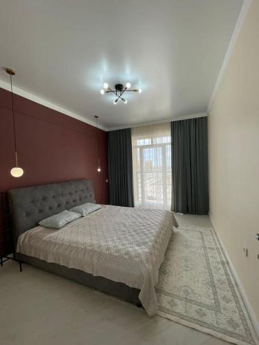 阿斯塔纳Нурсултан-сити的一间卧室配有一张床和吊扇
