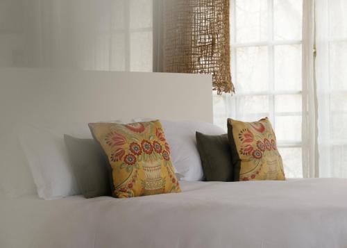 卢河畔拉科尔L'Abbaye Hôtel的一张带两个枕头的白色床和窗户