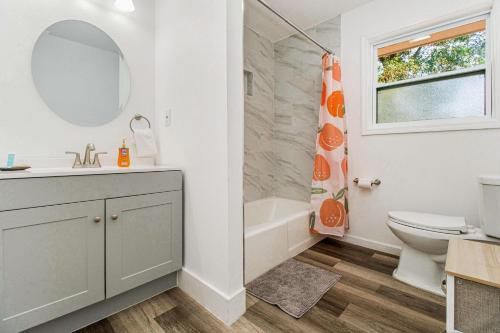 彭萨科拉Orange Crush的一间带水槽、浴缸和卫生间的浴室