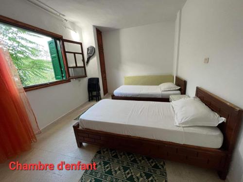 艾因代拉希姆Villa Bel air的小型客房 - 带2张床和窗户