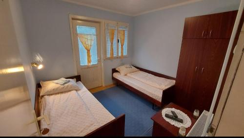 克拉列沃Domaćinstvo Jolović的小房间设有两张床和窗户