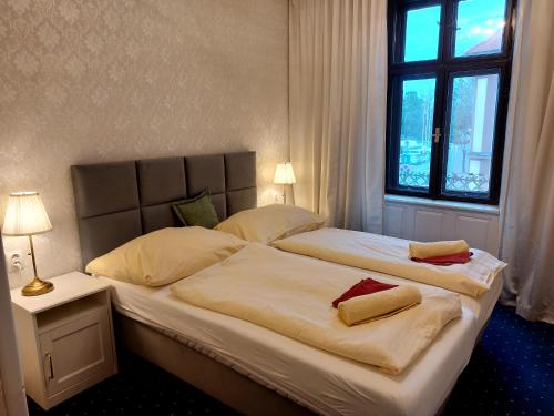 佩济诺克耶伦酒店的一间卧室配有两张带枕头的床和窗户。