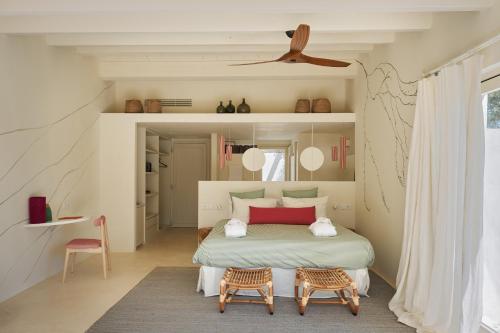 休达德亚莫维德拉努乡村酒店的一间卧室配有一张大床和两把椅子