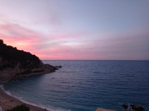 阿约斯尼奇塔斯Ostria的海滩上的日落