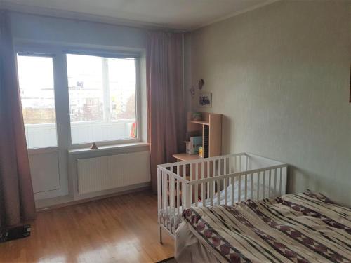 里加Lovely apartment in Riga city的一间小卧室,配有床和窗户