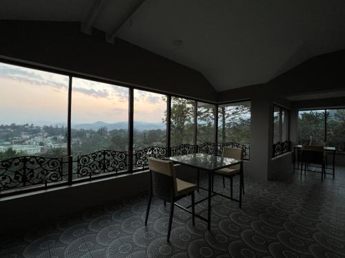 乔奥诺奥尔Sunset Villa的一间带桌椅和窗户的用餐室