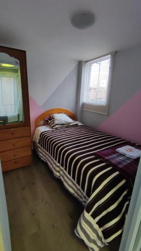 普诺MiniDepartamento Céntrico Puno的一间卧室配有一张床和一个梳妆台
