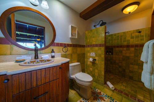 EsquinasPlaya Cativo Lodge的一间带水槽、卫生间和镜子的浴室