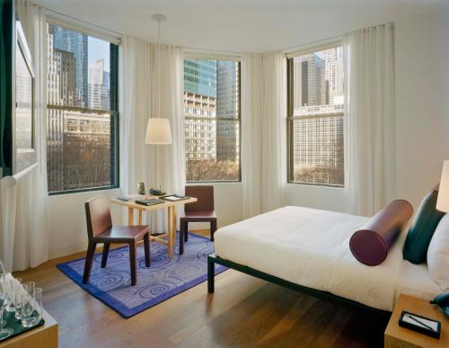 纽约布赖恩特公园酒店的卧室配有一张床和一张桌子及椅子