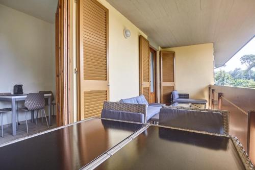 蓬塔阿拉Dimora Punta Ala的客厅配有沙发和桌子